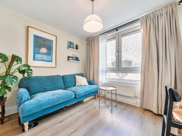 Flat for sale in Evelyn Estate, Greater London