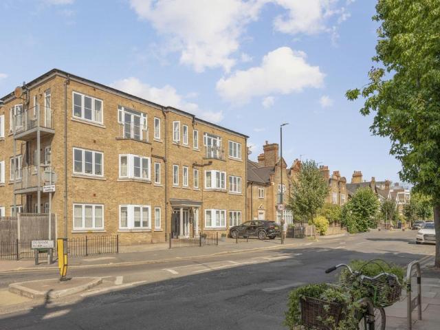 Flat for sale in London Borough of Merton, Raynes Park