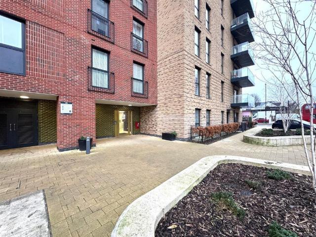 Flat for sale in London Borough of Ealing, Greater London