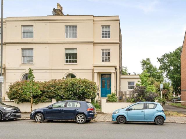 Flat for sale in Balham, Greater London