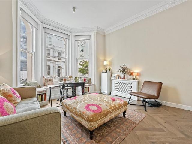 Flat for sale in Kensington, Greater London