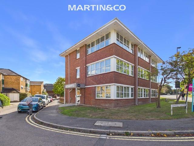 Flat for sale in Emmbrook, Wokingham