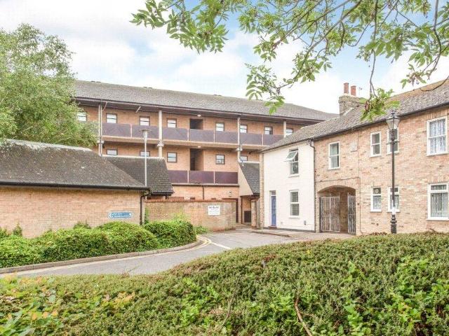 Flat for sale in Arbury, Cambridgeshire