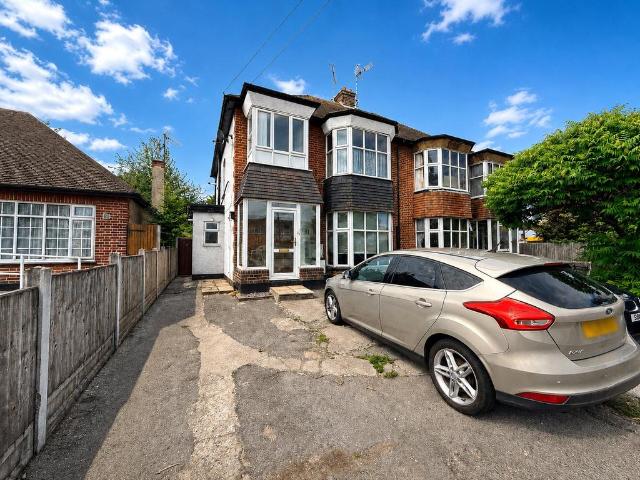 Flat for sale in Alton Barnes, Essex