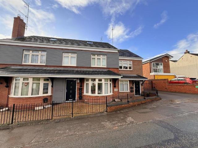 Flat for sale in Gallowstree Elm, South Staffordshire