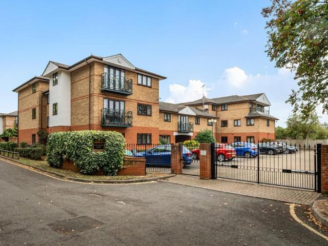 Flat for sale in Bray Wick, Maidenhead