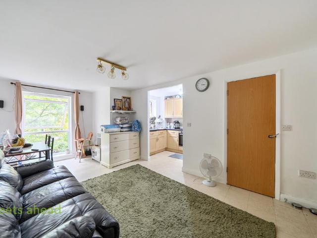 Flat for sale in London Borough of Croydon, Greater London