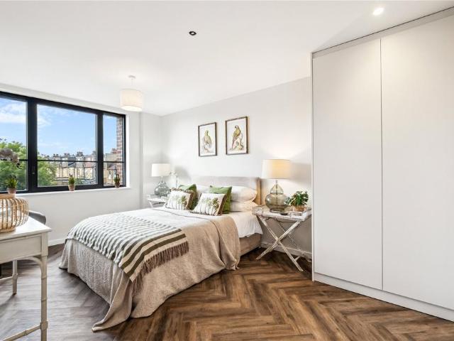 Flat for sale in Furzedown, Greater London