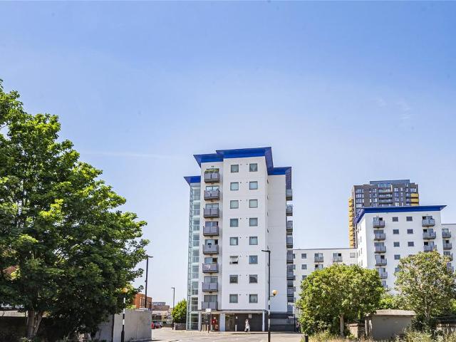 Flat for sale in London Borough of Hounslow, Greater London