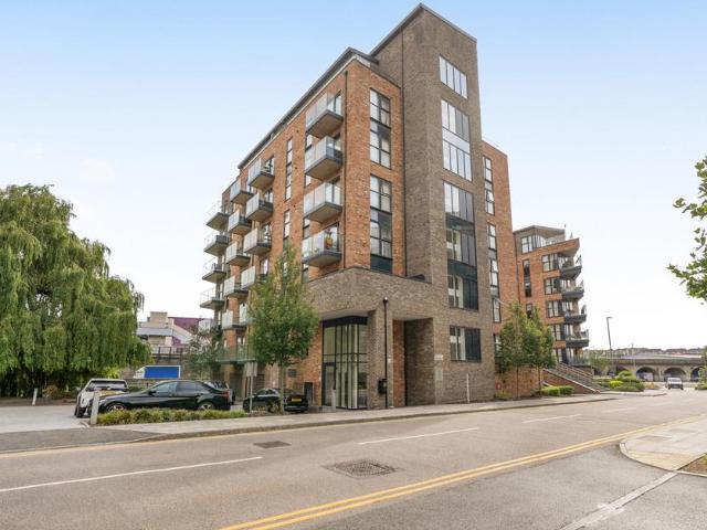 Flat for sale in Monks Orchard, Kent