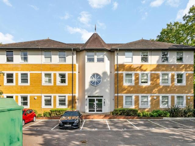 Flat for sale in London Borough of Merton, Mitcham