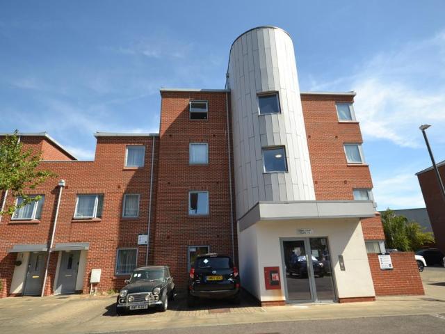Flat for sale in Goodmayes, Greater London