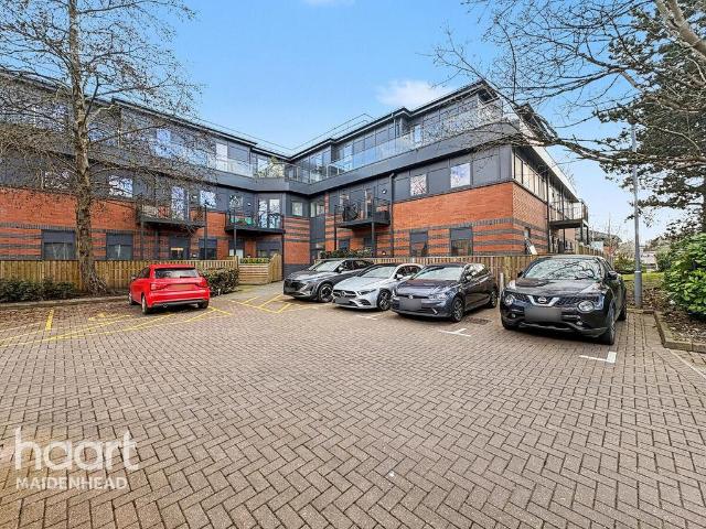 Flat for sale in Maidenhead