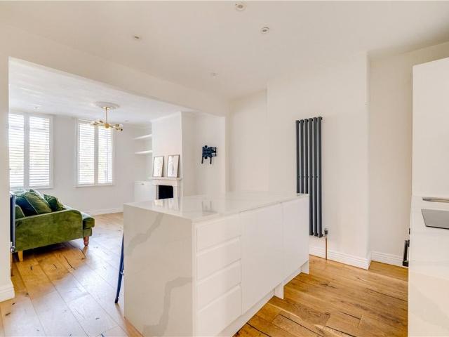 Flat for sale in Clapham Junction, Greater London