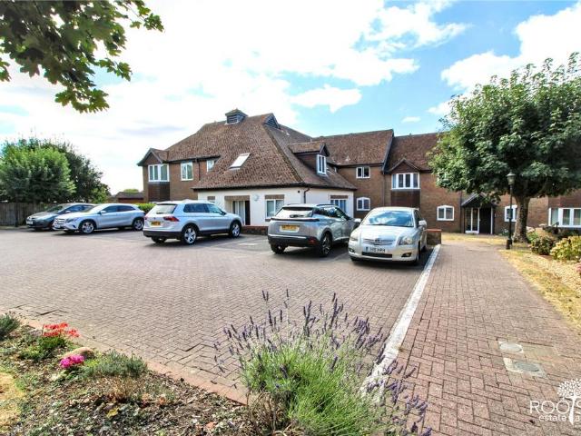 Flat for sale in Thatcham, West Berkshire
