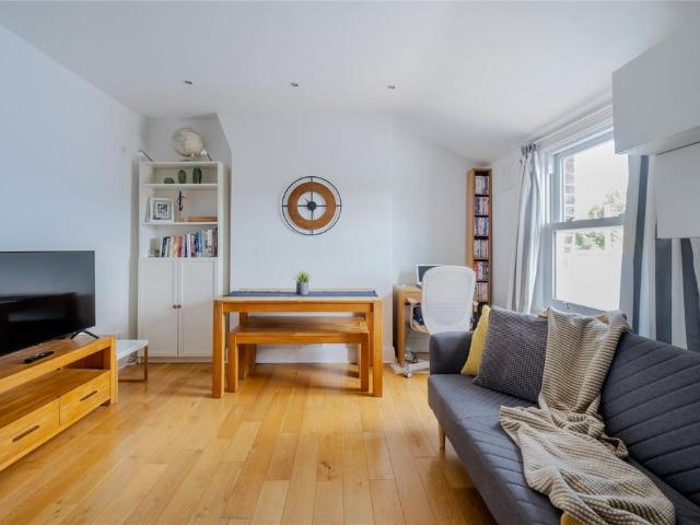 Flat for sale in Furzedown, Greater London
