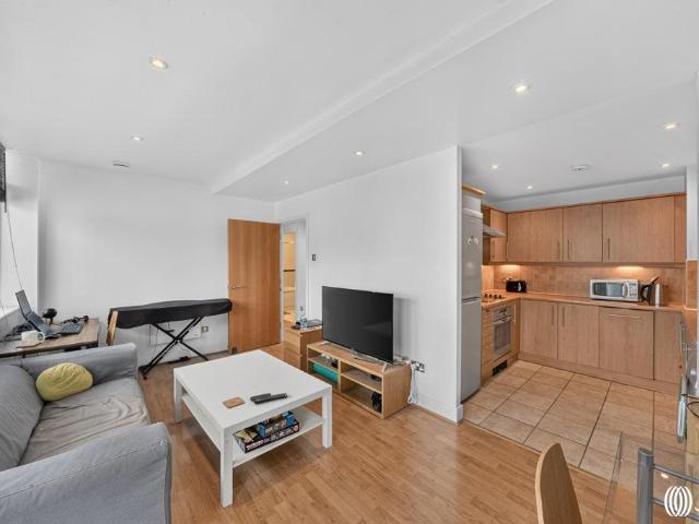 Flat for sale in Stratford Marsh, Greater London