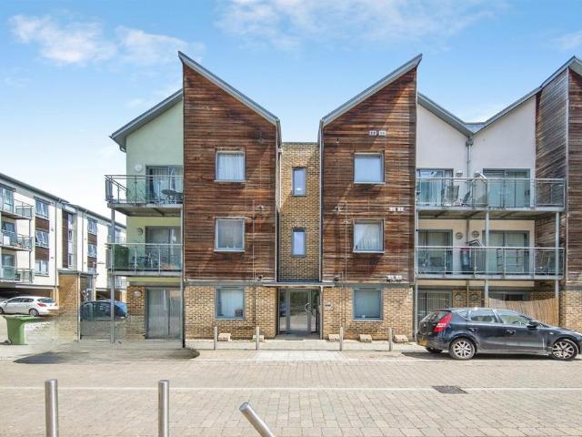 Flat for sale in Hythe, Fordham Heath