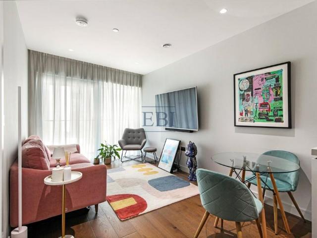 Flat for sale in Upper Riverside, Greater London