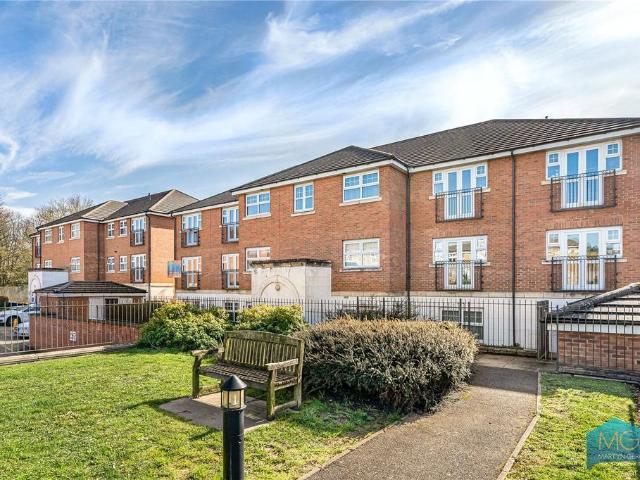 Flat for sale in Mill Hill, Greater London