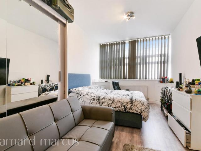 Flat for sale in London Borough of Croydon, Greater London