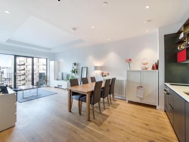 Flat for sale in London City Island, Cat Hill