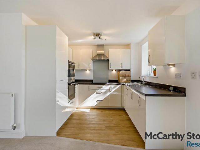 Flat for sale in Elstree and Borehamwood, Borehamwood