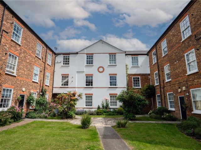 Flat for sale in Hampton Hill, Greater London
