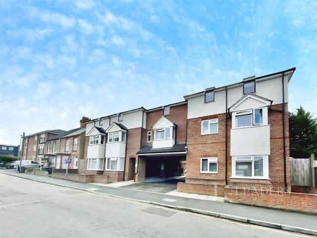 Flat for sale in Spring Park, Luton