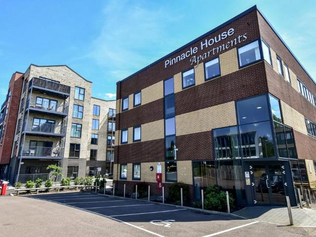 Flat for sale in Batchworth, Hertfordshire