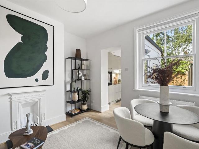 Flat for sale in Furzedown, Greater London