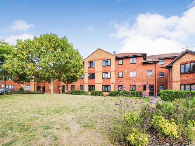 Flat for sale in South Ockendon, Essex