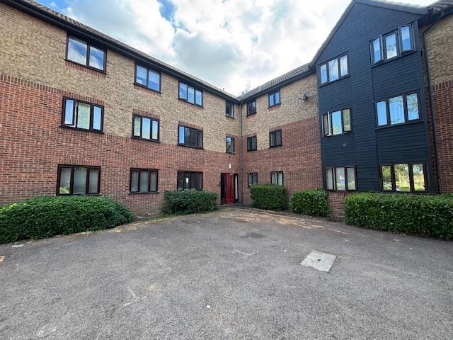 Flat for sale in Laindon, Essex