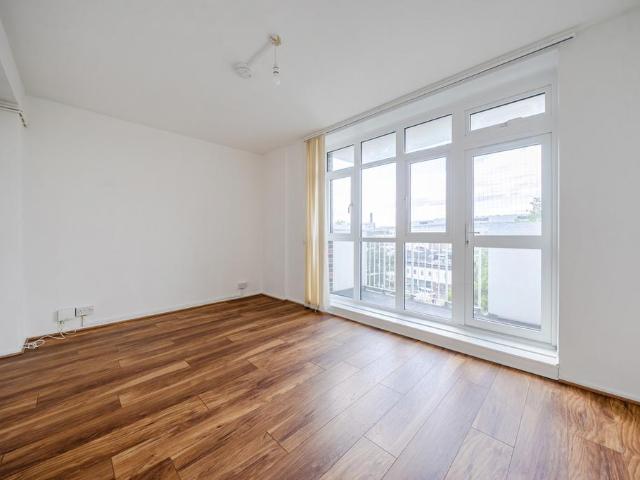 Flat for sale in London Borough of Lewisham, Ladywell