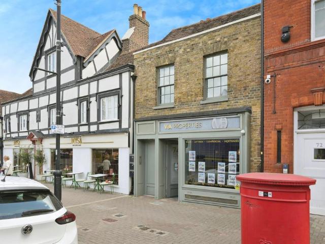 Flat for sale in Hoddesdon, Broxbourne