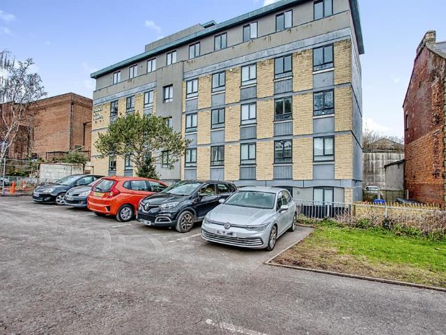 Flat for sale in Yeovil, Somerset