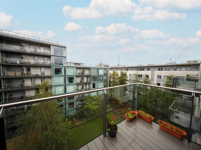 Flat for sale in Hayes, Greater London