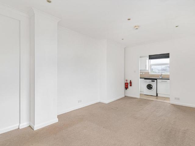 Flat for sale in London Borough of Croydon, Selhurst
