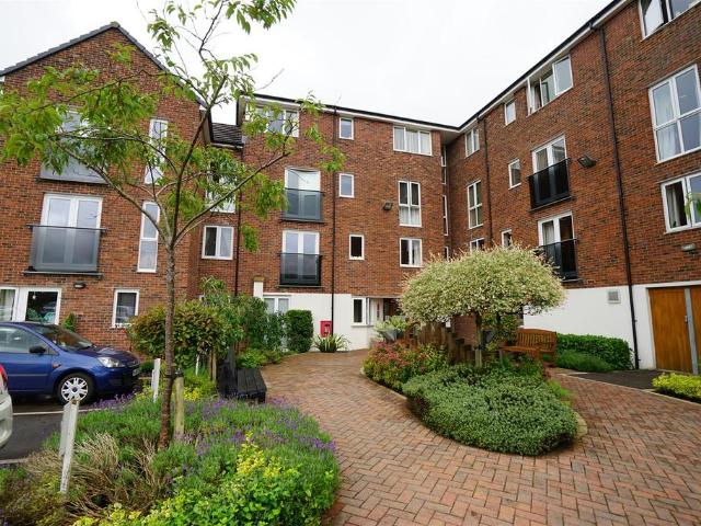 Flat for sale in Lee Bank, Greater Manchester