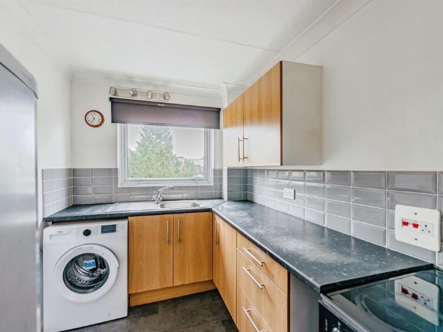 Flat for sale in Red Hill, Surrey