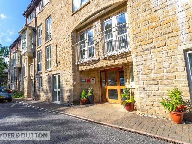 Flat for sale in Saddleworth, Pendock
