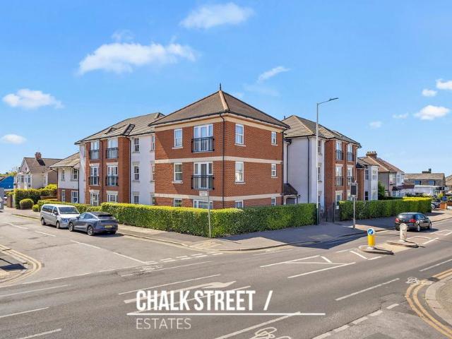 Flat for sale in Hornchurch, Greater London