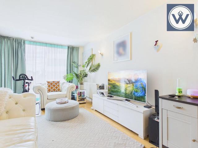 Flat for sale in Hayes, Greater London