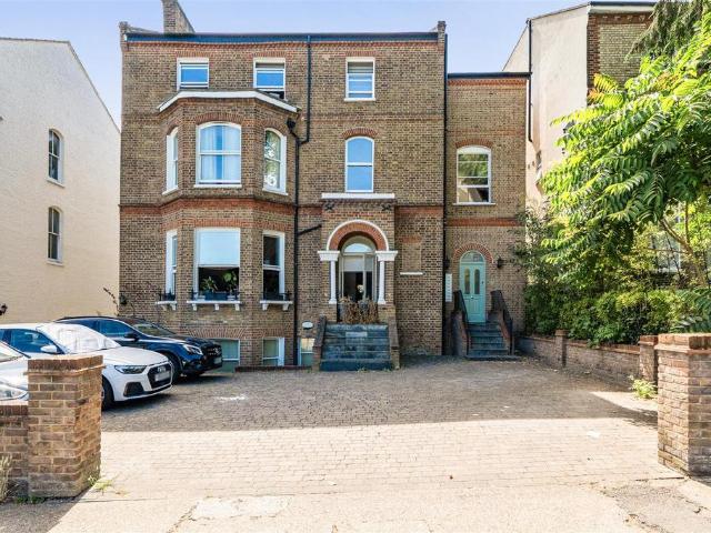 Flat for sale in Surbiton, Greater London