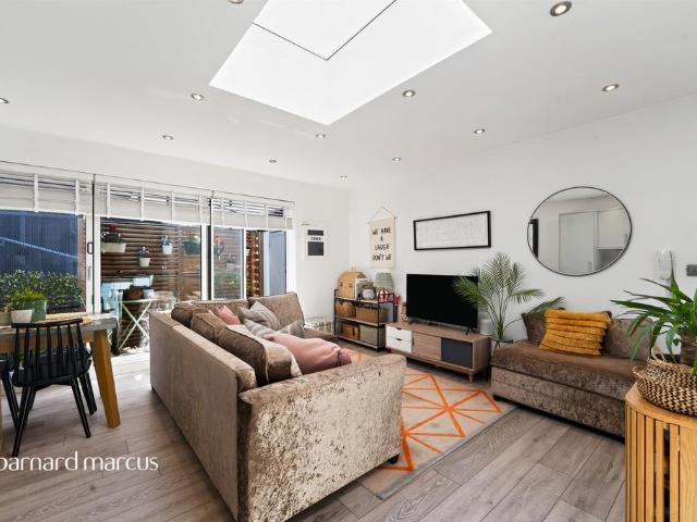 Flat for sale in Tolworth, Greater London