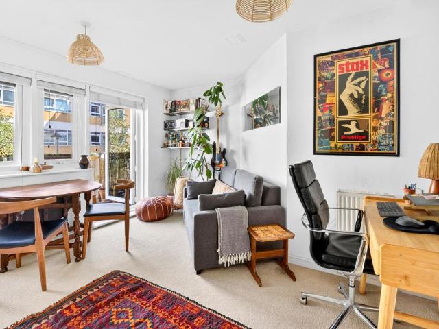Flat for sale in South Hackney, Greater London