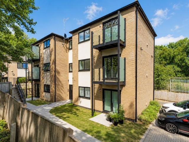 Flat for sale in St Albans, Five Acres