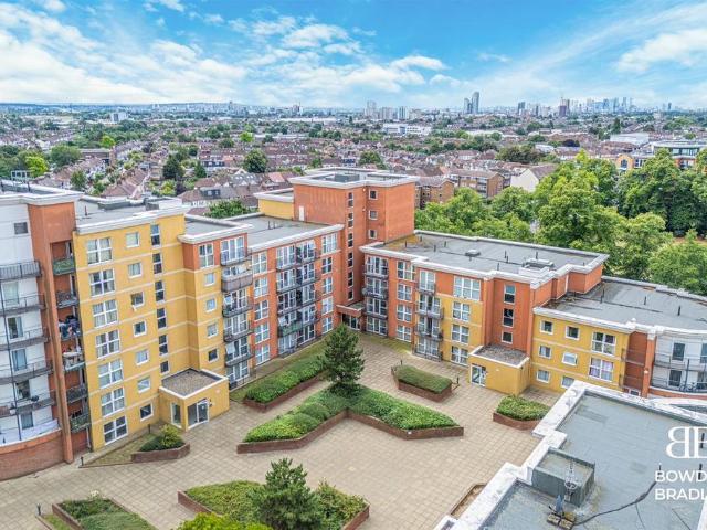 Flat for sale in Newbury Park, Greater London