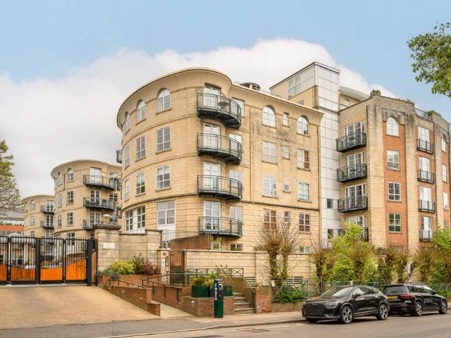 Flat for sale in London Borough of Merton, Raynes Park
