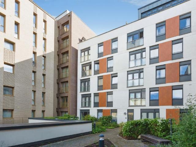 Flat for sale in North Watford, Hertfordshire